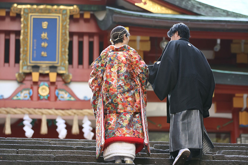 日枝神社に向かう和装の新郎新婦の様子