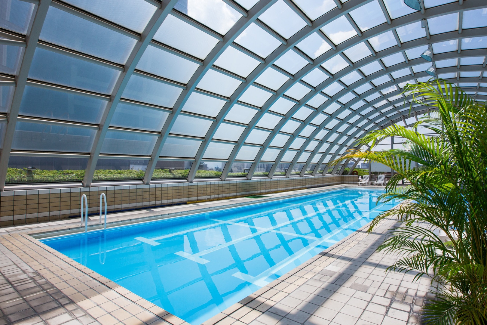 ご本人さまとご同室のお客さまは、フィットネスクラブ（4F）の早朝営業時間帯を無料でご利用いただけます。上記以外の時間帯は入館料を50％OFFの優待料金にてご利用いただけます。