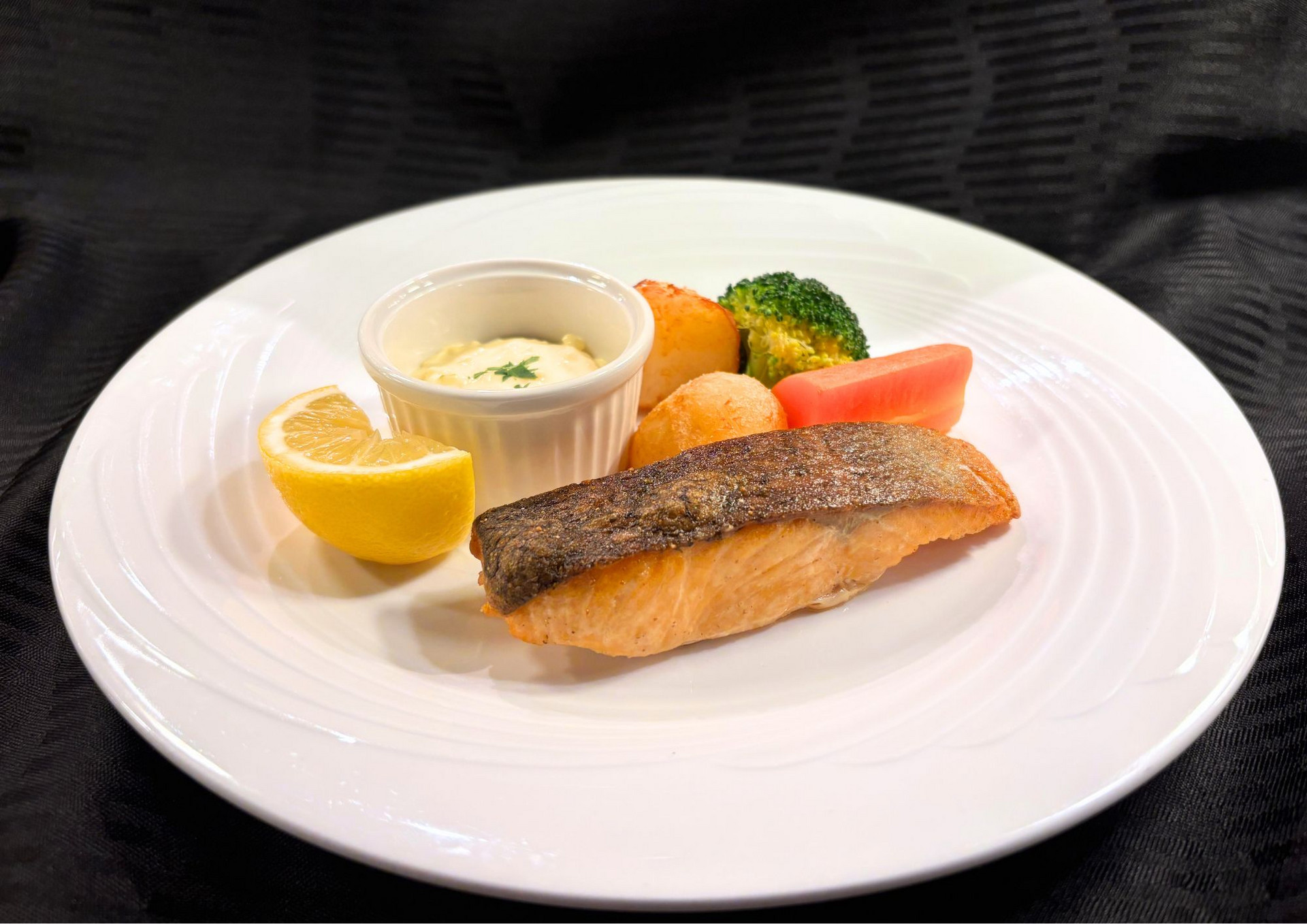 サーモンのグリル特製タルタルソース添え