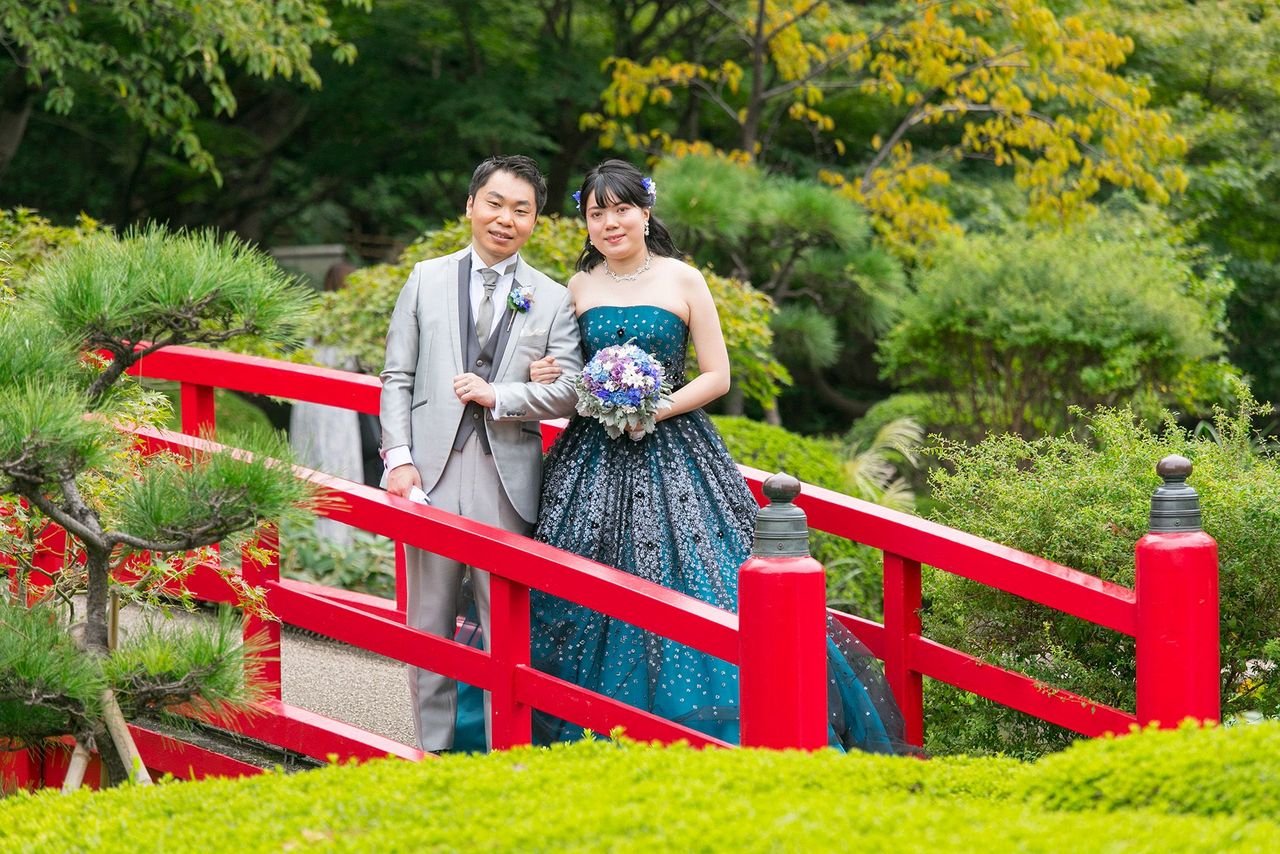 日本庭園で洋装の婚礼衣装の夫婦