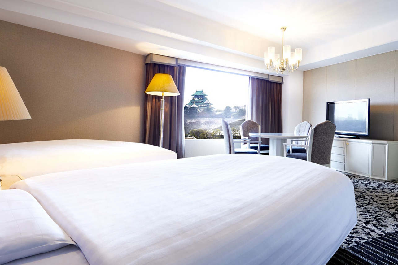 ファミリースイート　お昼の寝室から大阪城の景色