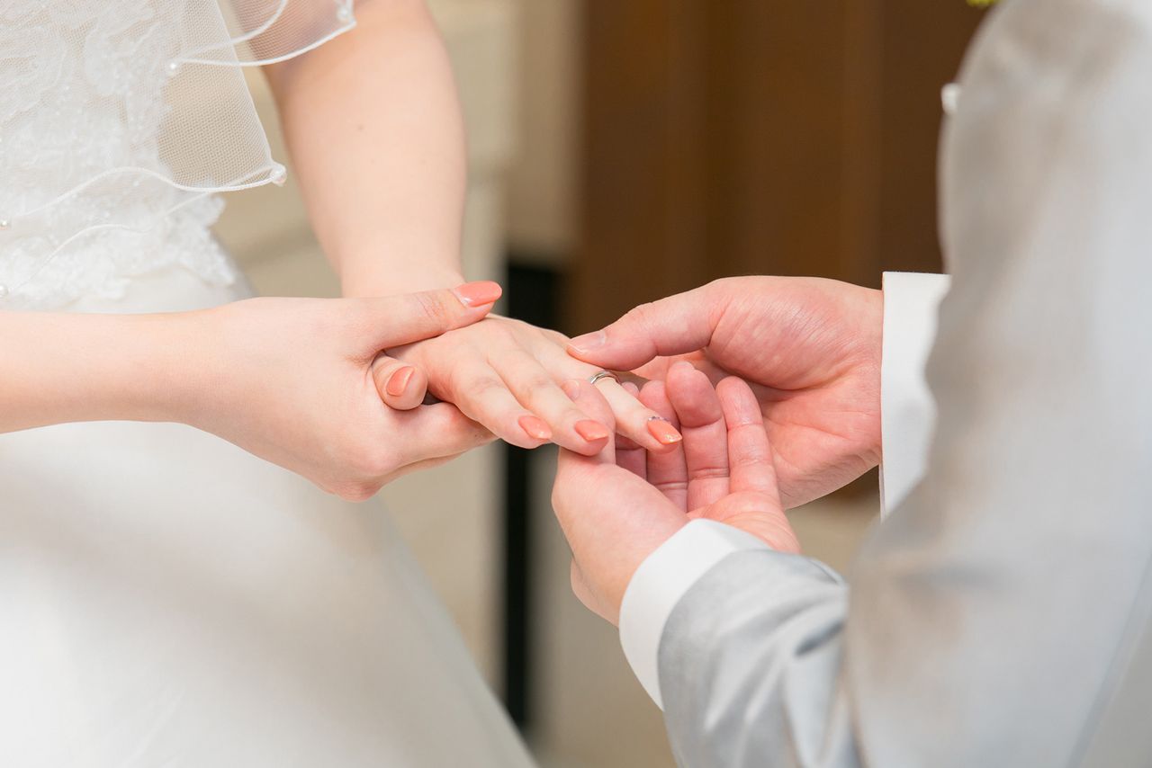 結婚式での指輪交換の様子