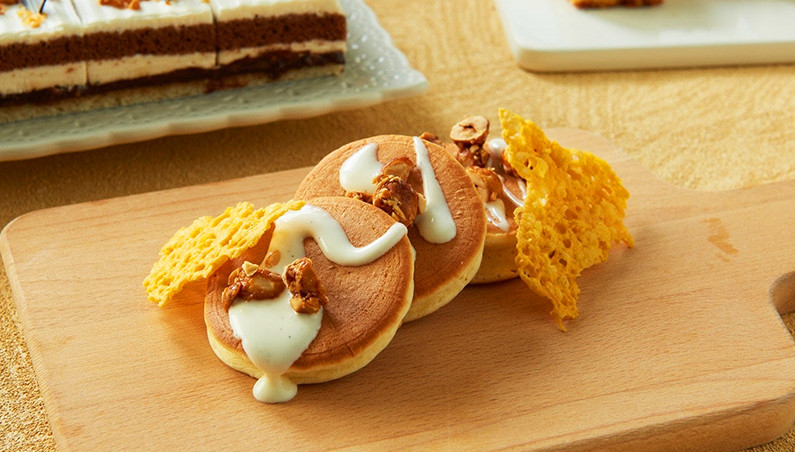 焼きたてパンケーキ とろけるバニラチーズソース掛け