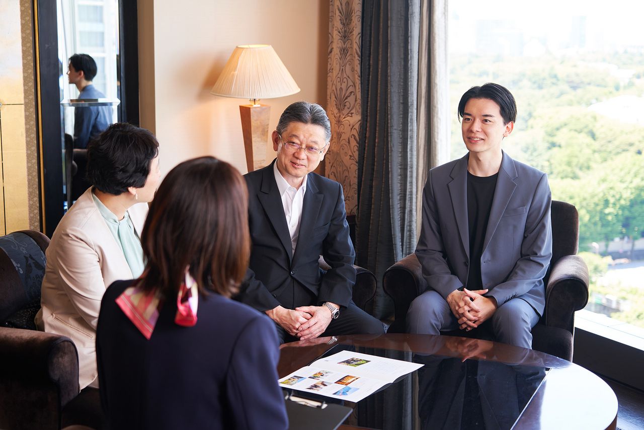 親御さまがコンシェルジュと相談する様子