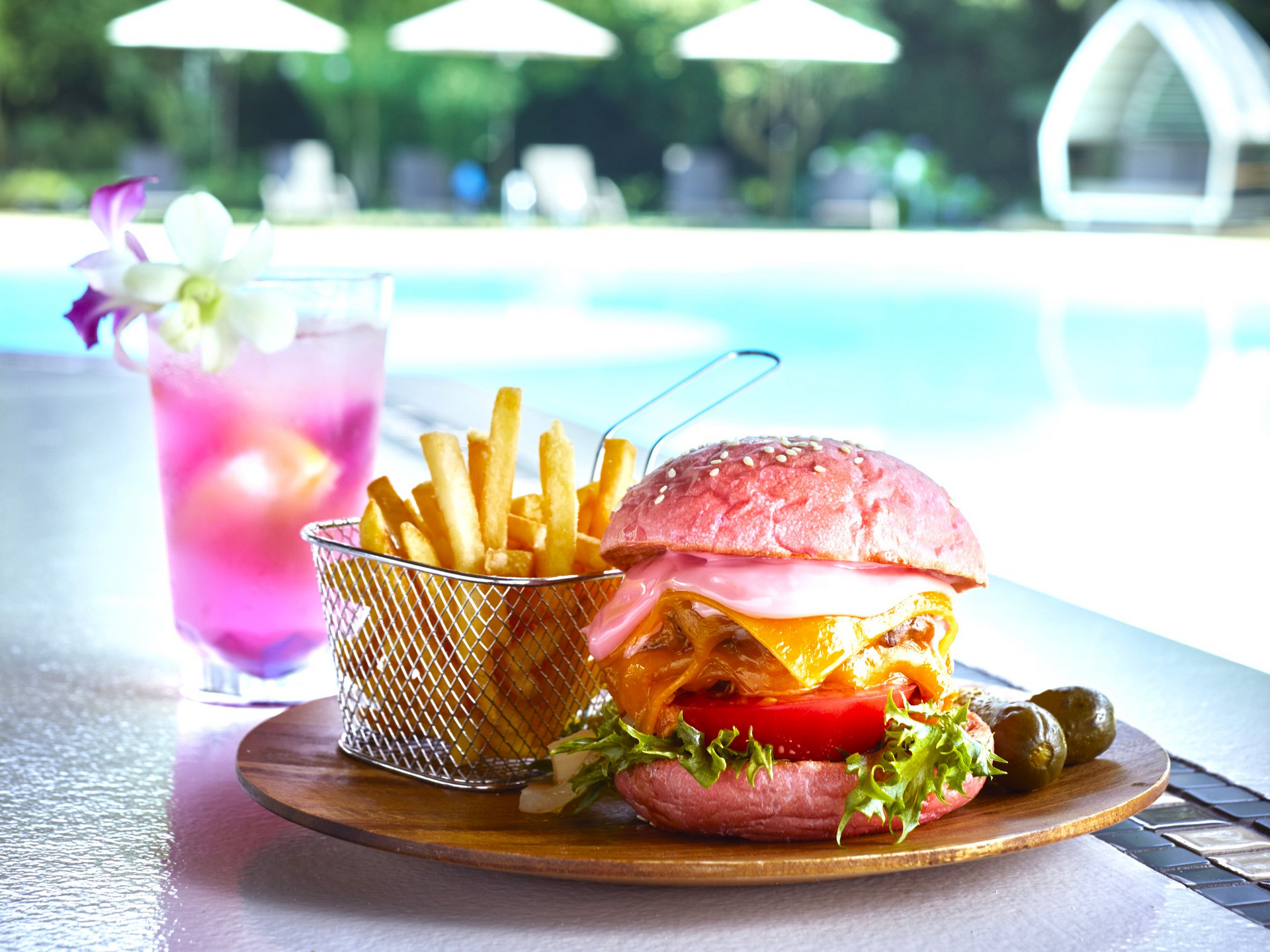 最強の“ビジュバーガー”が今年も登場！この夏は「PINK & GOLD」な