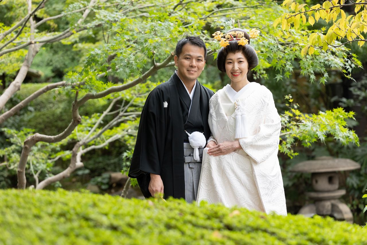 日本庭園で並んだ夫婦の写真