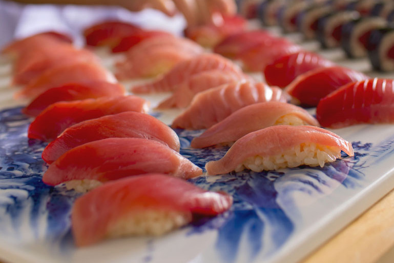 ネタを引き立て旨みを倍増する「赤シャリ」を使い、和食職人が仕上げる握り江戸前寿司。