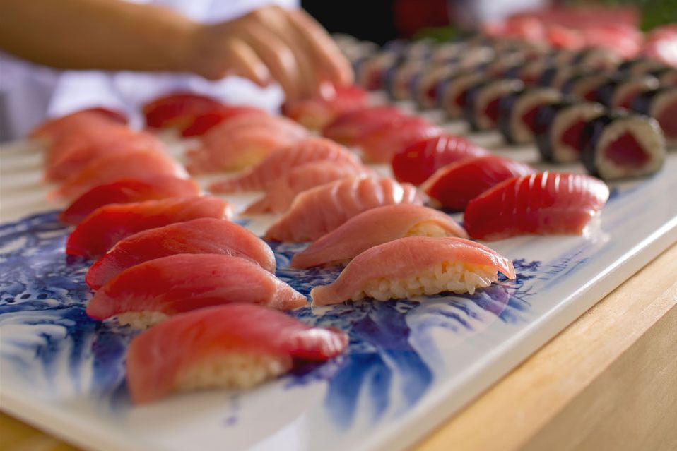 ネタを引き立て旨みを倍増する「赤シャリ」を使い、和食職人が仕上げる握り江戸前寿司。