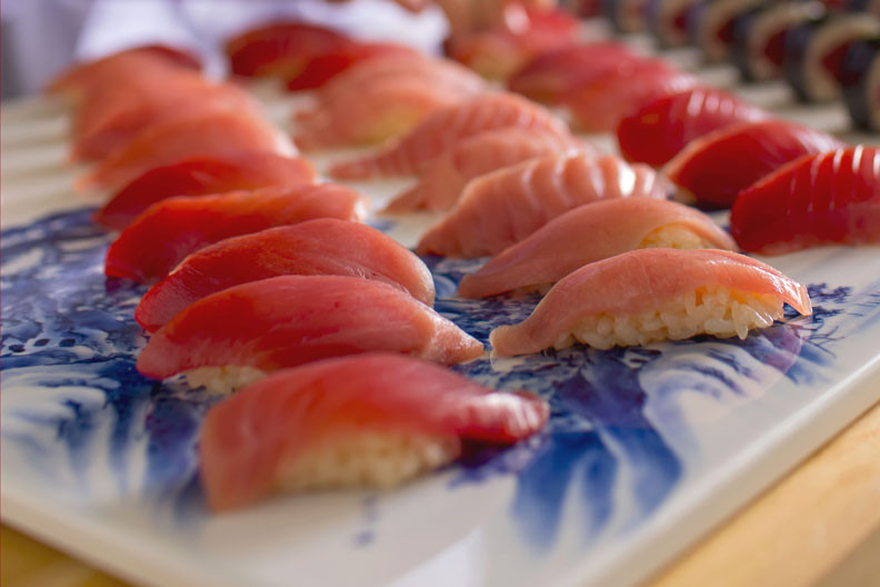 ネタを引き立て旨みを倍増する「赤シャリ」を使い、和食職人が仕上げる握り江戸前寿司。