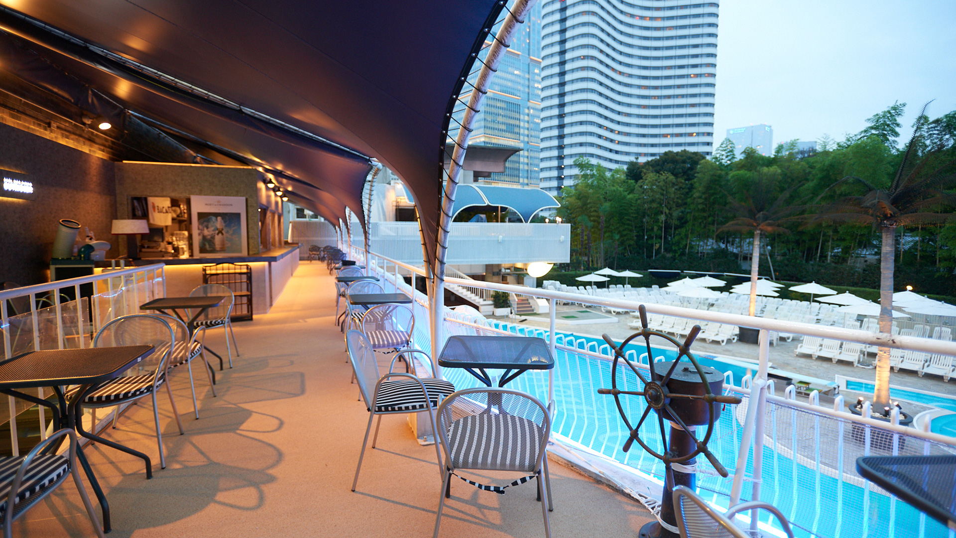 プールサイドダイニング OUTRIGGER