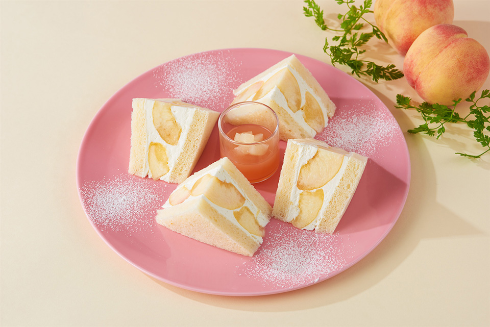 まるごと桃のフルーツサンドウィッチ