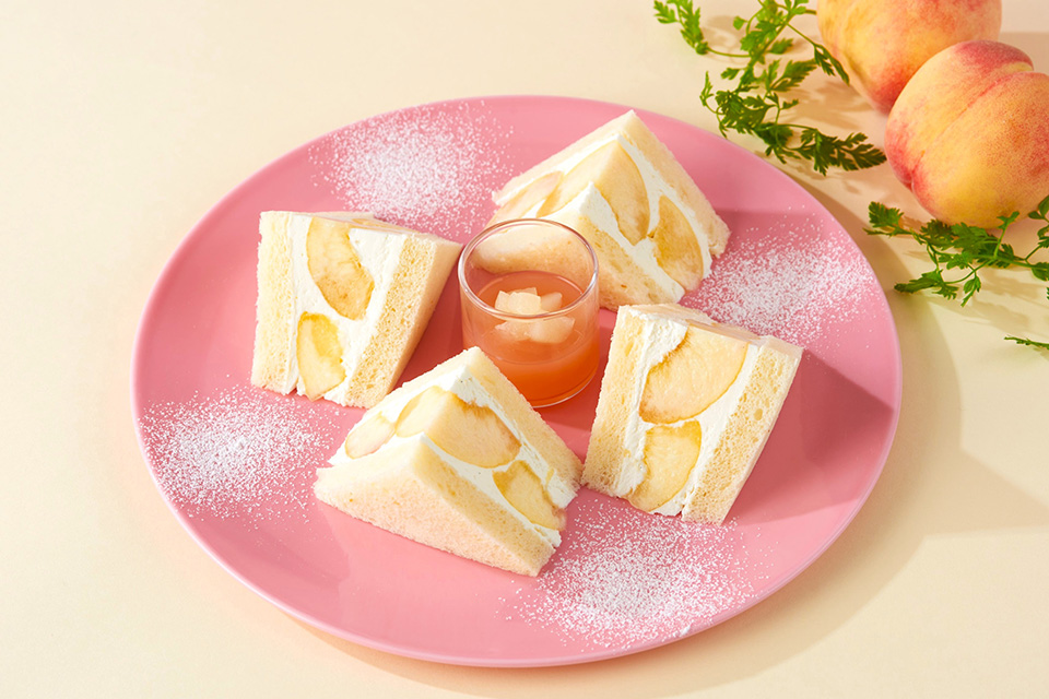 まるごと桃のフルーツサンドウィッチ
