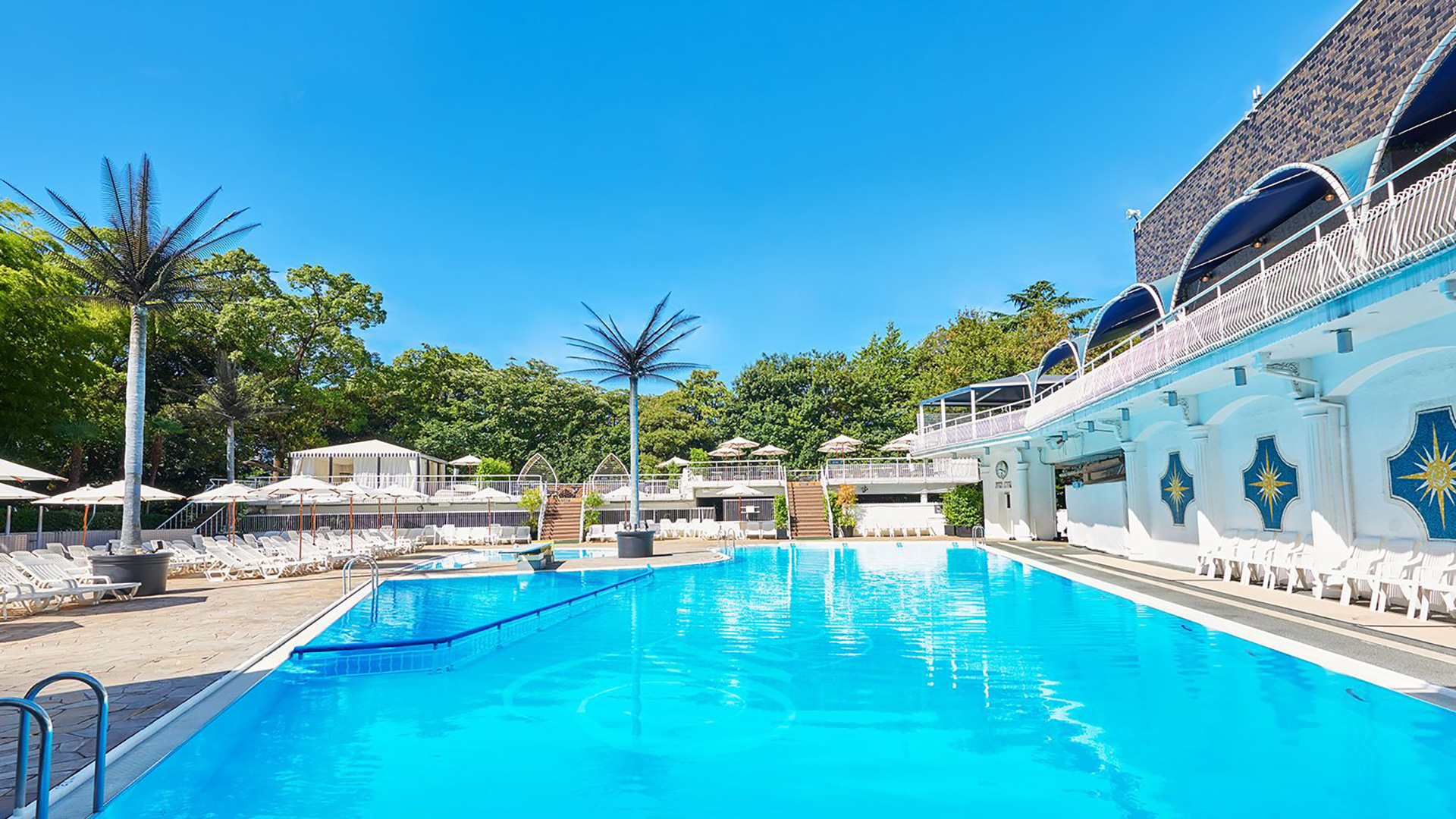 広大な日本庭園に囲まれ、開放的な都心のリゾート『GARDEN POOL』