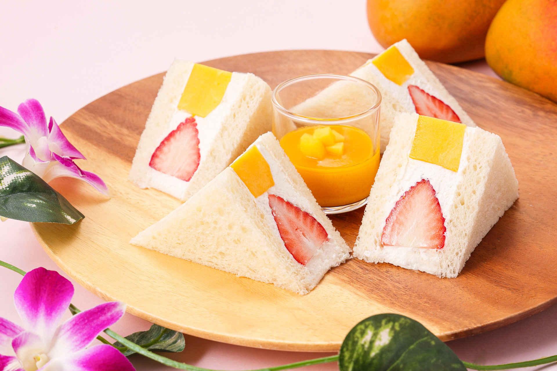 マンゴー＆ストロベリーサンドウィッチ季節のリーフティー付
