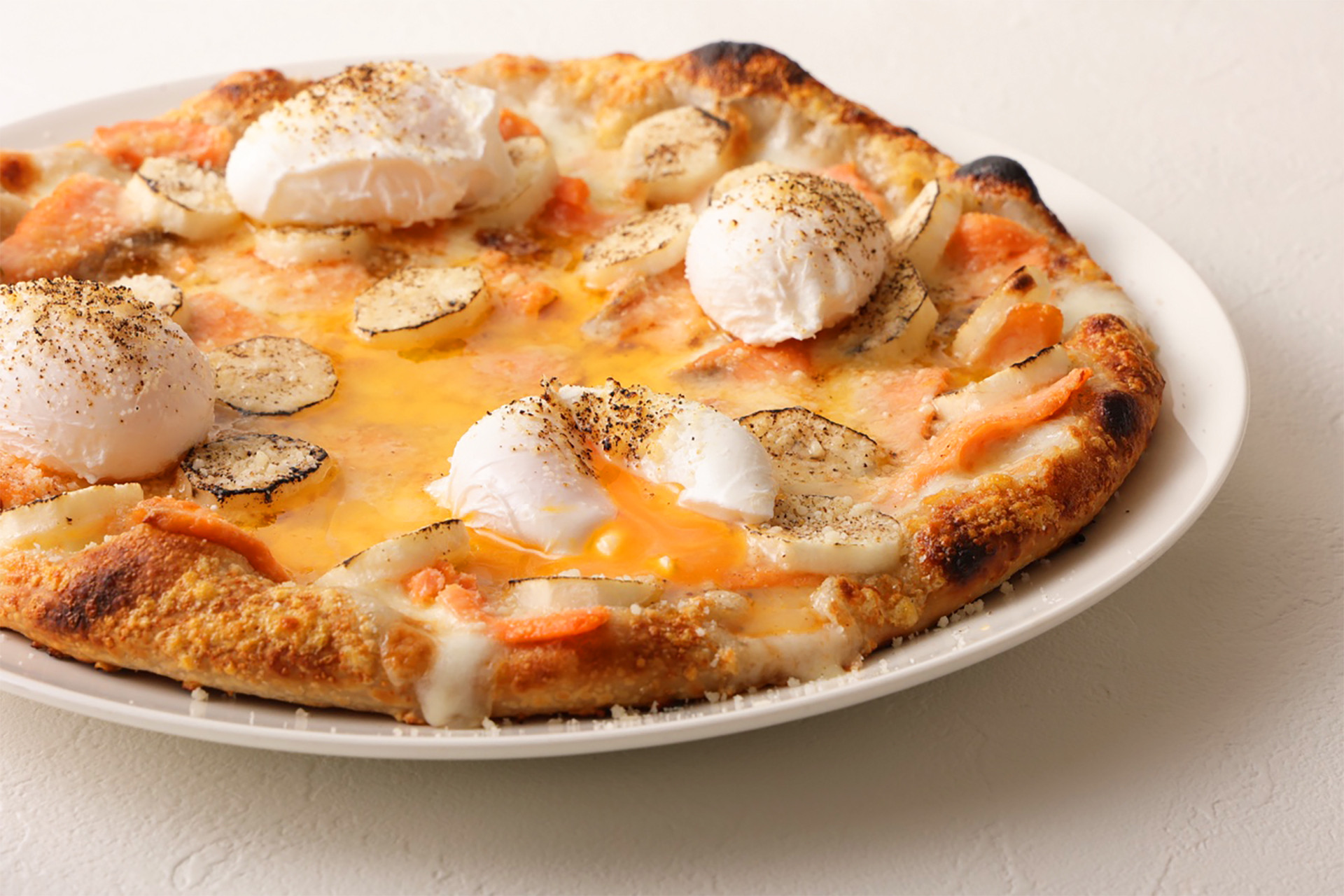 自然薯とサーモンのカルボナーラピッツア