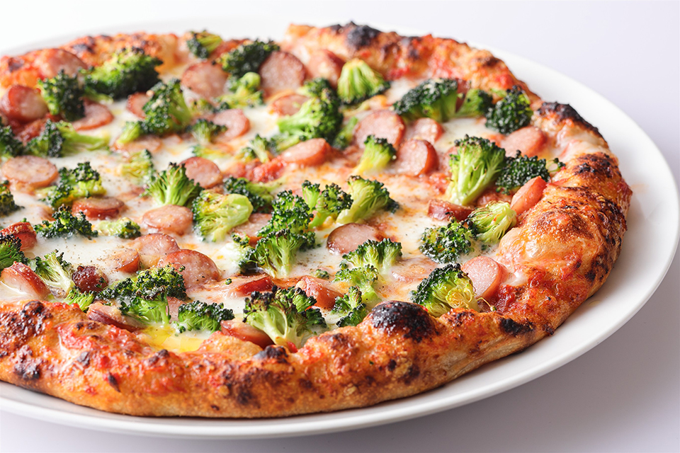 ブロッコリーとソーセージのピッツァ