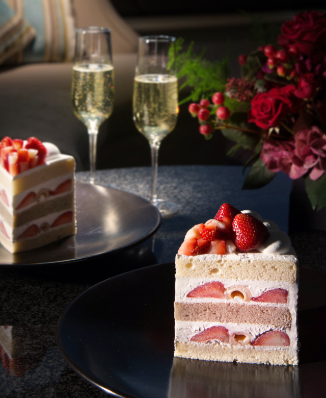 誕生日や記念日のお祝いにワインとケーキ