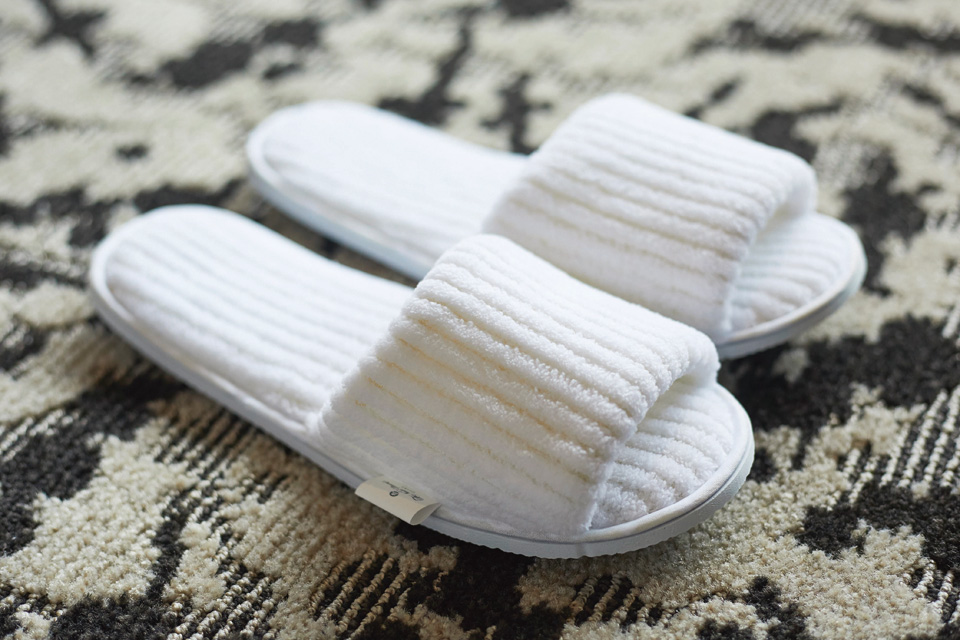 ふわふわで履いているだけで心地のよいスリッパをご用意。