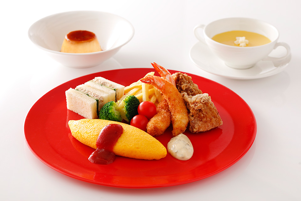 お子さま用の洋食の料理写真