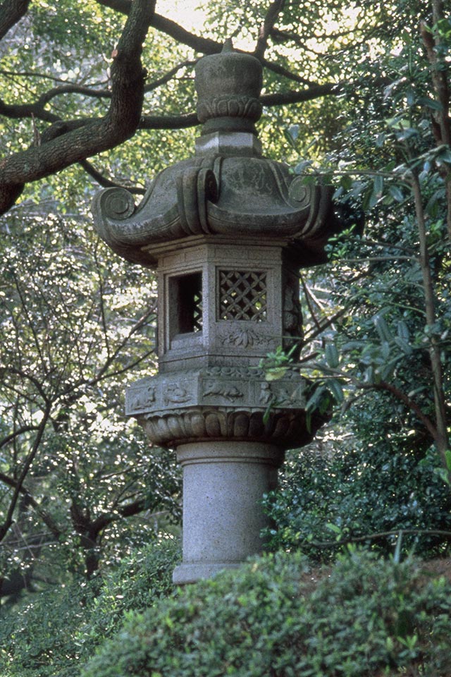 [8] The Kasuga Lantern