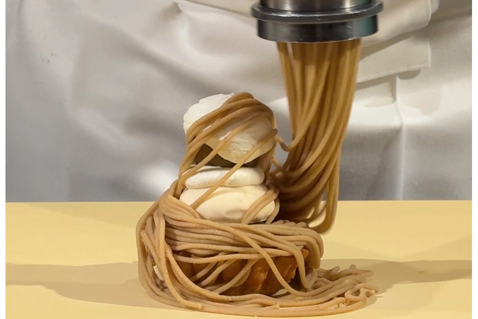 スーパーモンブランを作っている様子