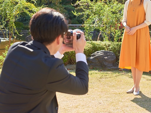 日本庭園でプロフィール用の写真撮影の様子