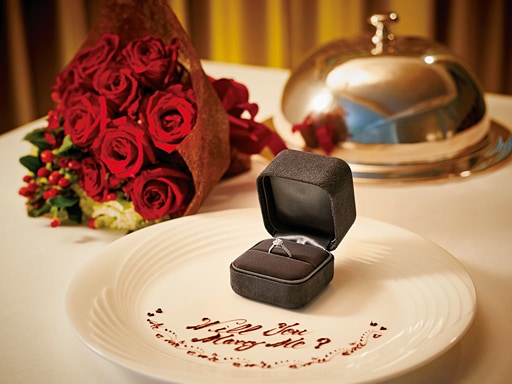 婚約指輪をレストランで渡すイメージ