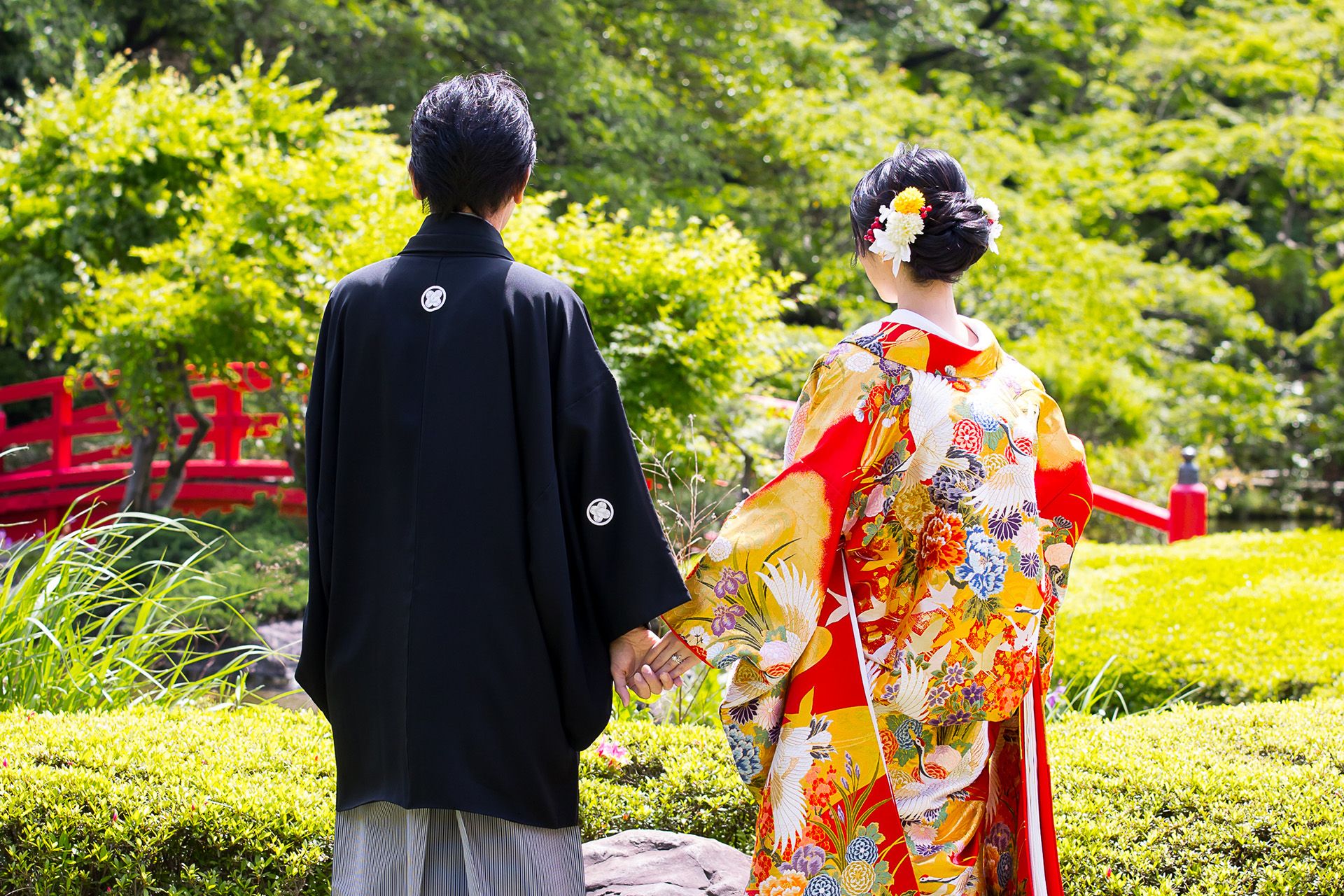 日本庭園で和装の婚礼衣装の夫婦