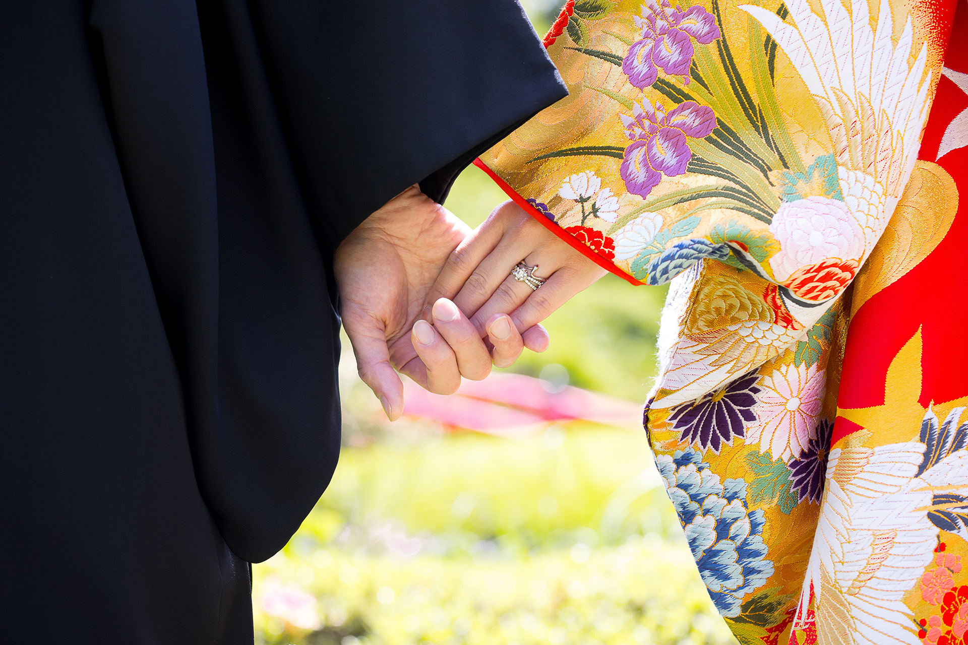 新郎新婦が手をつなぐ写真