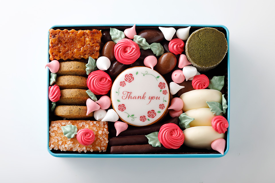 3万輪の赤薔薇をひと箱に。心華やぐ、母の日限定クッキー缶誕生