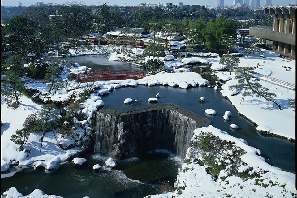 四季の移り変わりを臨む、一万坪の日本庭園