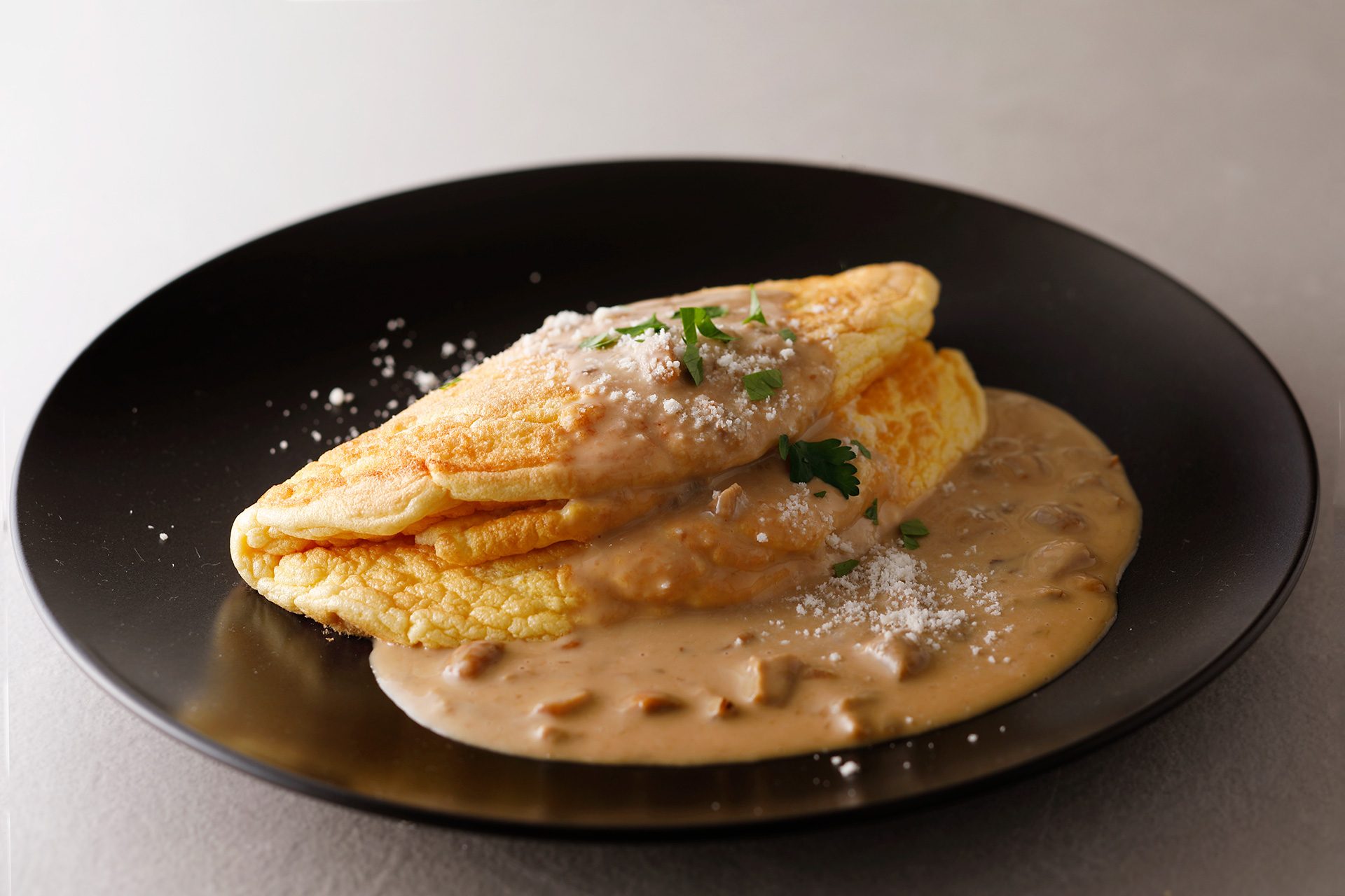 スフレオムレツ ポルチーニソース添え