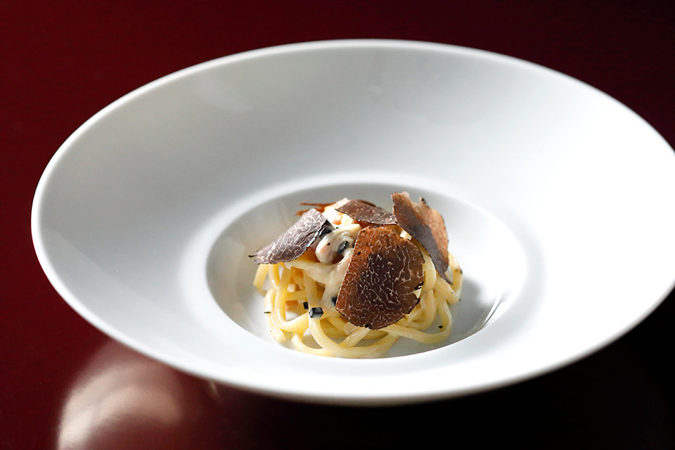 フレッシュ黒トリュフ香るクリームパスタ