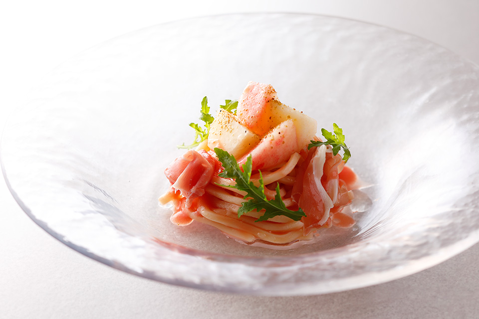 桃と生ハムの冷製パスタ 山椒のアクセント