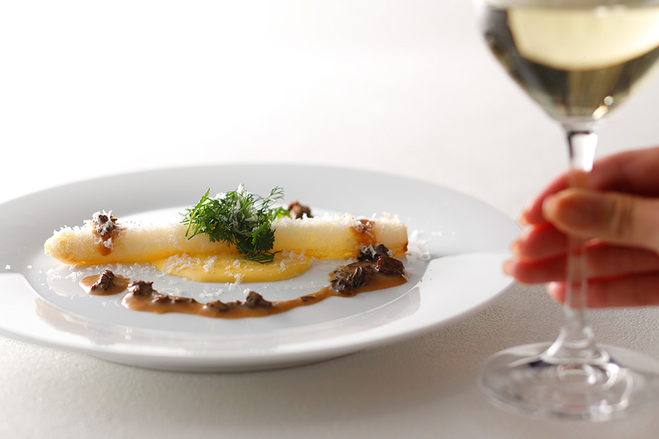 ホワイトアスパラガスのフリット ヴァン・ジョーヌ香るサヴァイヨンとともに