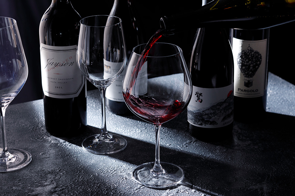 ワインボトルとワイングラスの写真