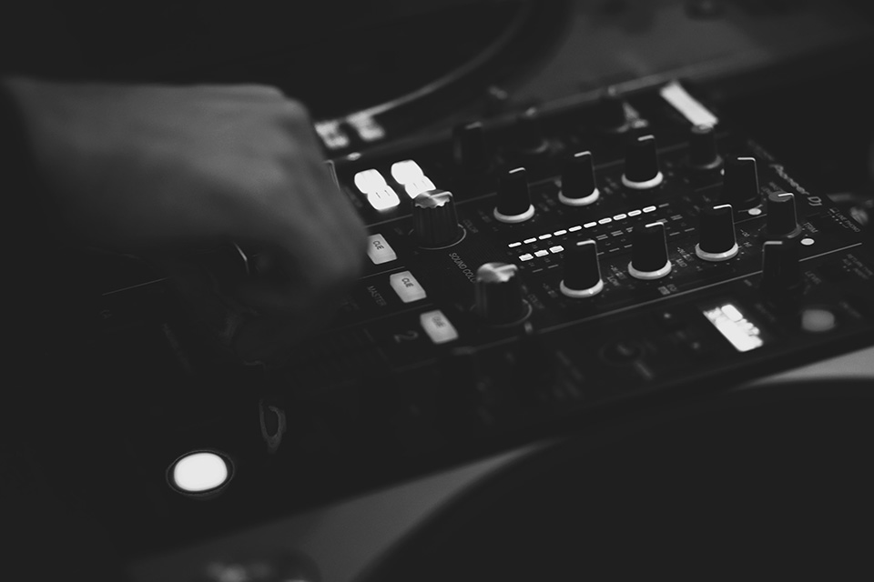 DJのターンテーブル画像
