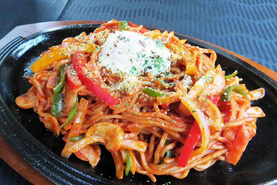 Jシリアル麺のナポリタン 温泉玉子添え