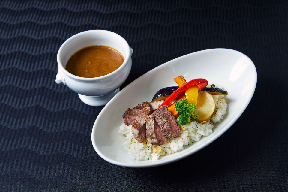 牛フィレステーキと揚げ野菜の香り焙煎カレー