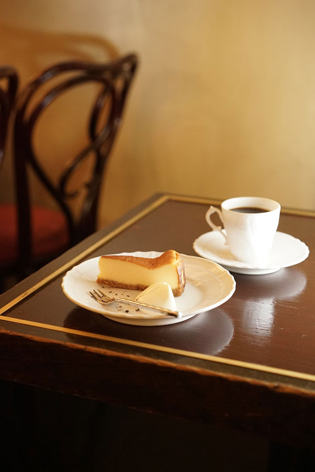 コーヒーとケーキの写真