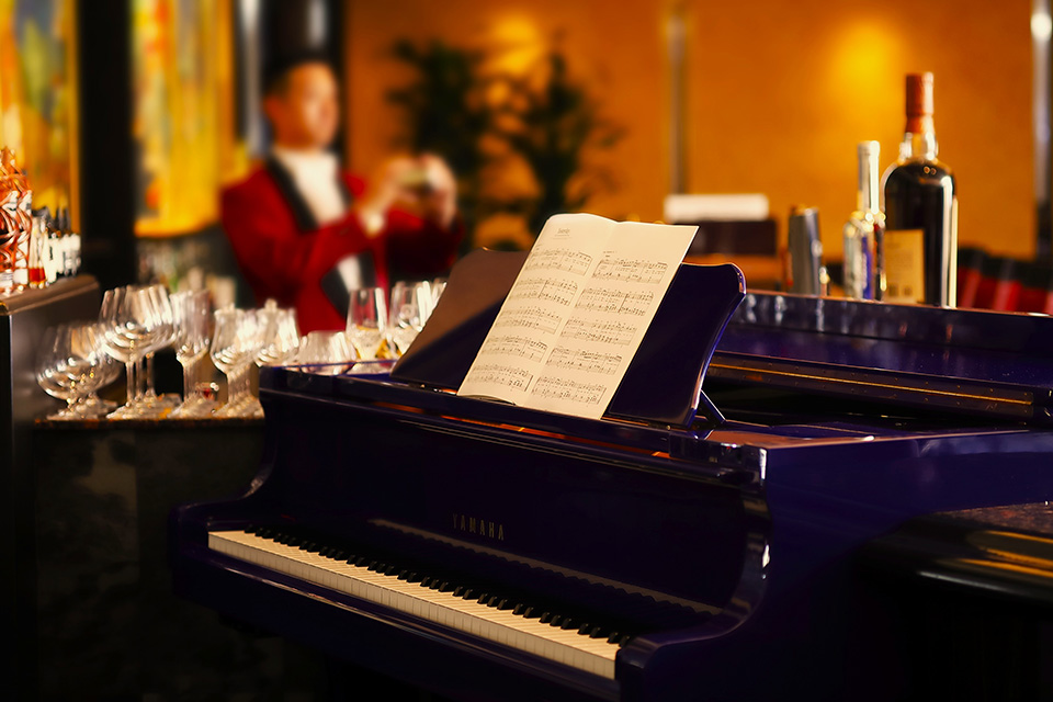 店内のピアノの写真