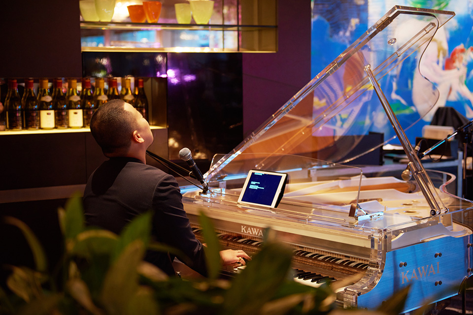 演奏中のミュージシャンの写真