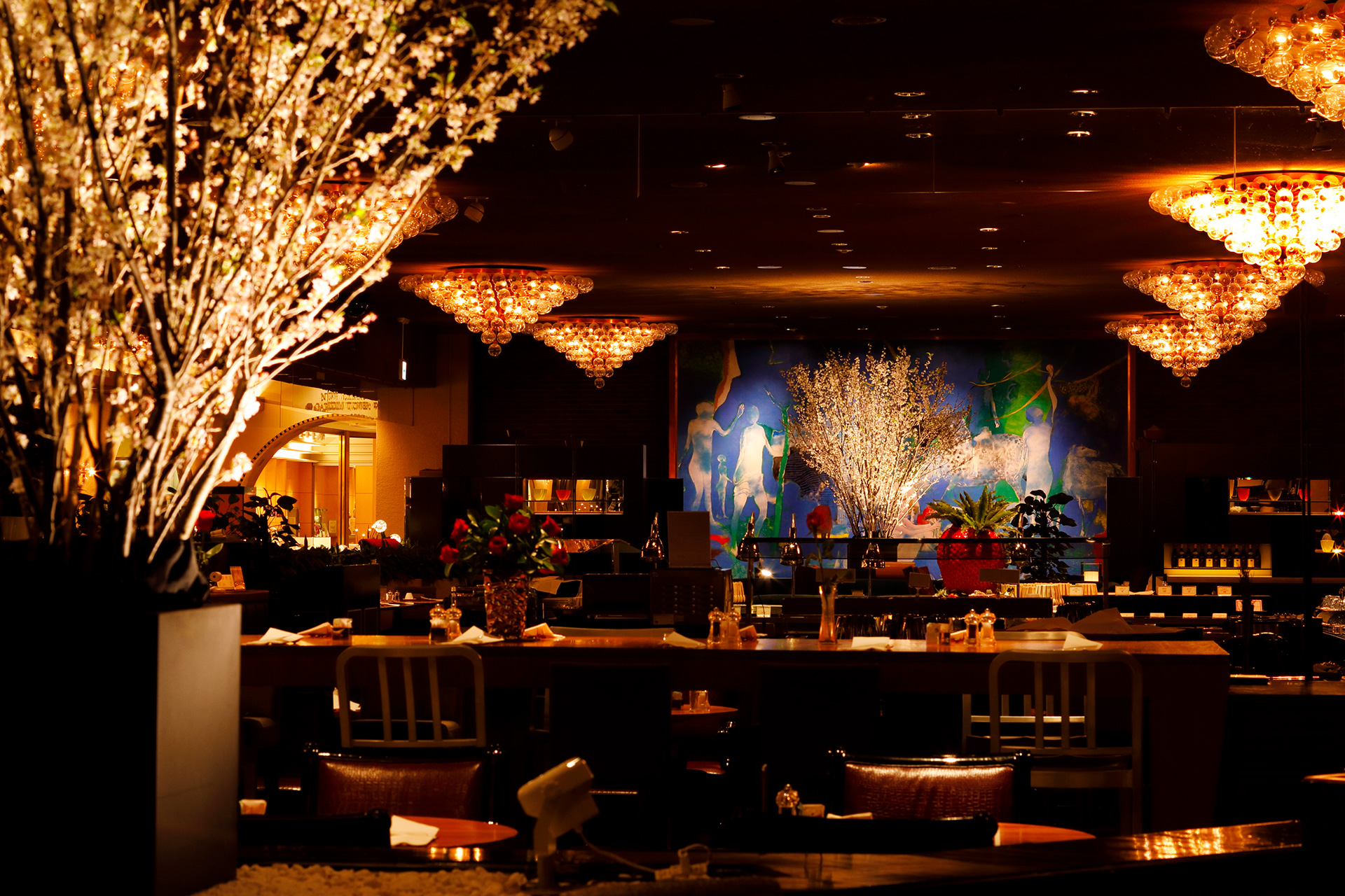 桜があるガーデンラウンジの店内写真