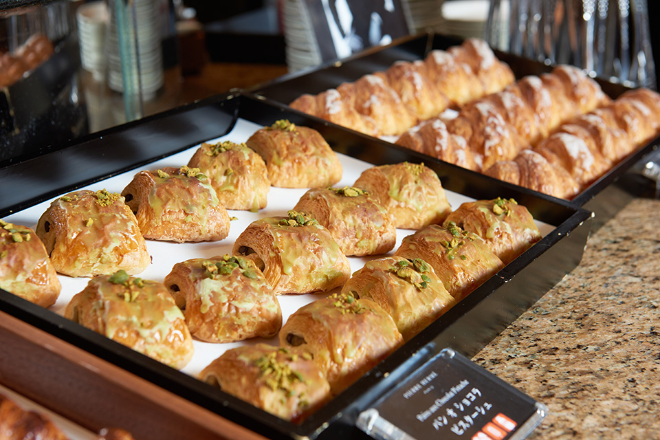 「ピエール・エルメ・パリ」のヴィエノワズリー&「パティスリーSATSUKI」のパン、ドーナツ3種