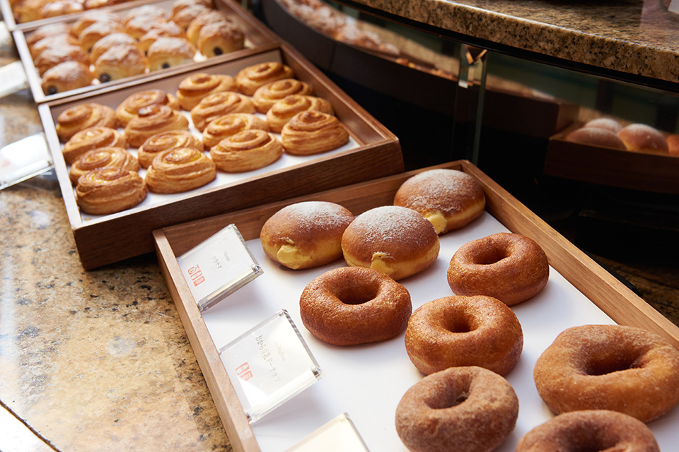 「ピエール・エルメ・パリ」のヴィエノワズリー&「パティスリーSATSUKI」のパン、ドーナツ3種