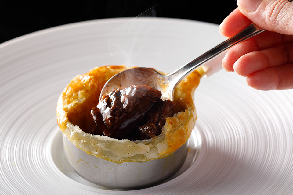 神戸牛バラ肉シチューパイ包み焼き