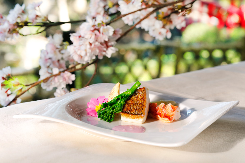 桜鯛と帆立貝の鉄板焼きの写真