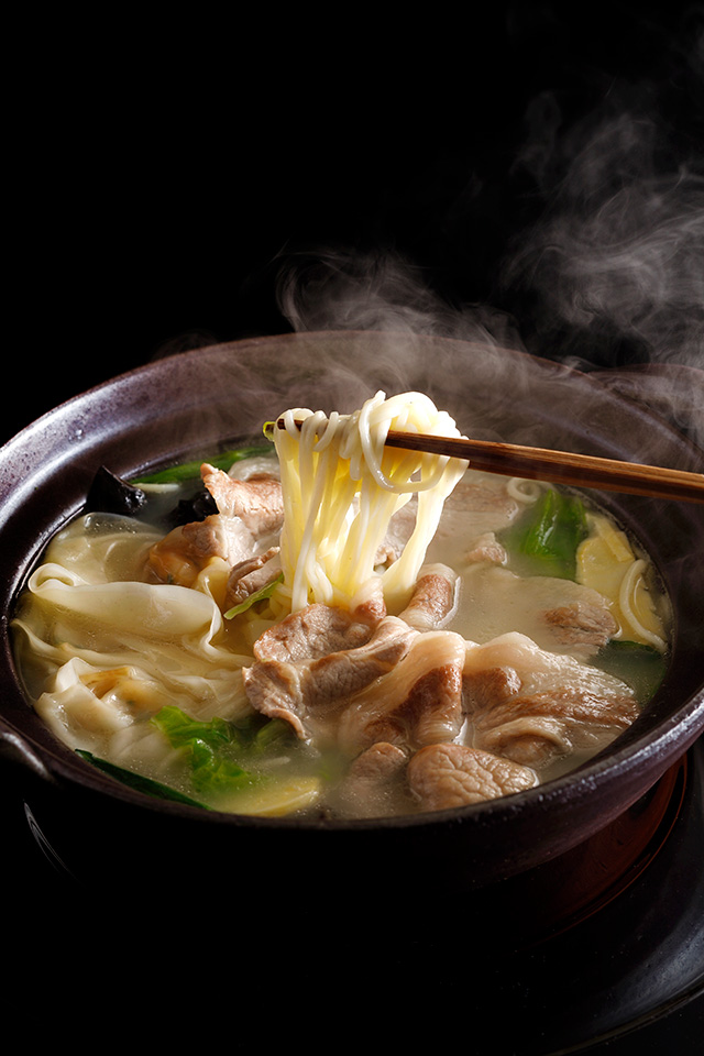 松阪ポークとワンタン入り牛テールスープの煮込みそば