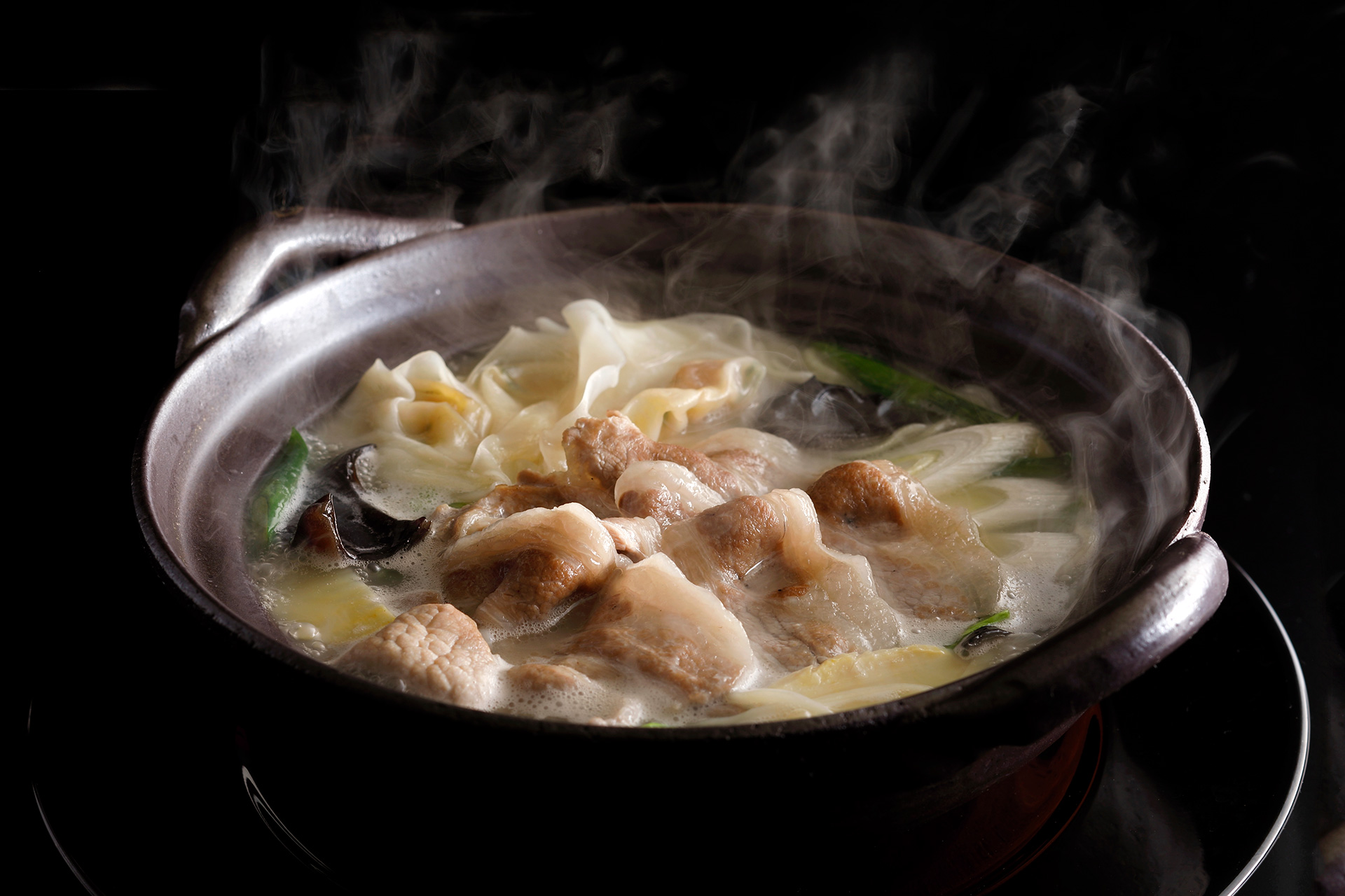 松阪ポークとワンタン入り牛テールスープの煮込みそば