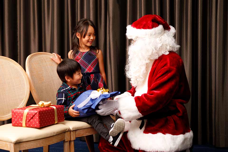 サンタクロースと過ごすファミリークリスマス
